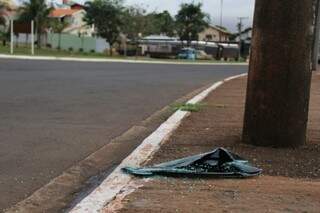 Vidros quebrados na Via Parque são rastros da violência na região (Foto: Marcos Ermínio)