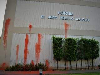 Prédio do Fórum de Dourados amanheceu pichado com tinta vermelha (Foto: Vinicios Araújo/Dourados News)