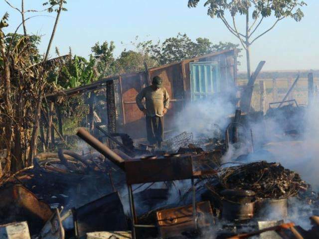 Barracos na BR s&atilde;o destru&iacute;dos por chamas iniciadas em fog&atilde;o &agrave; lenha
