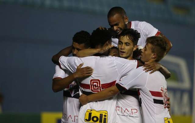 S&atilde;o Paulo faz sete no Tiradentes-CE e vai &agrave; 2&ordf; fase da Copa S&atilde;o Paulo