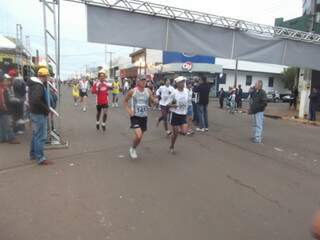 Corredores durante a largada na Maratona do Fogo em 2011. (Foto: Dourados News)