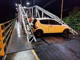 Condutora perde o controle da dire&ccedil;&atilde;o e carro fica preso em ponte 