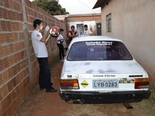  Encontrado carro usado por envolvidos em briga de gangue em que vendedor morreu