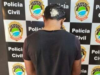 Suspeito fotografado de costas após prisão por agressão, ameaça e falsidade ideológica (Foto: Divulgação)  