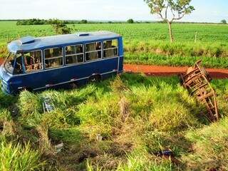 O micro-ônibus carregava na traseira um pequeno reboque. (Foto: Rodrigo Pazinato)