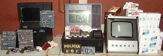 Máquinas caça-níqueis e armas são apreendidas e cassino é fechado em Dourados