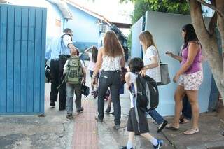 Alunos se apressaram para entrar na Escola Municipal Geraldo Castelo (Foto: Marcos Ermínio)