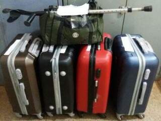 Quatro malas que carregavam os tabletes de maconha. (Foto: Divulgação Dourados News).