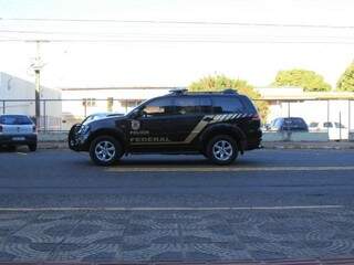 Carro da PF na frente da Polícia Federal, em Campo Grande. (Foto: Marina Pacheco).