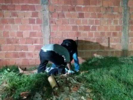 Homem &eacute; encontrado morto em fundo de casa com 14 ferimentos de faca 