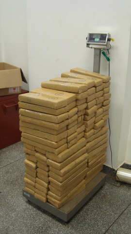  PF apreende 137 Kg de maconha, cigarros contrabandeados e prende 2