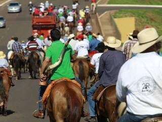 Cavalgada tem cerca de 100 participantes. (Fotos: Cleber gellio)