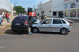 Após colisão, veículos foram parar sobre a calçada em cruzamento da Zahran (Foto: Simão Nogueira)