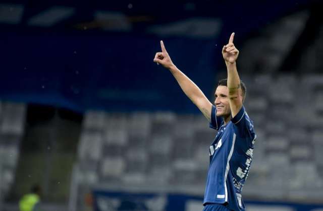 Depois da derrota na &uacute;ltima rodada, Cruzeiro vence de virada o Fluminense