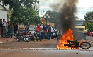 Moto foi destruída pelo fogo (Foto: Washington Lima / Fátima News)