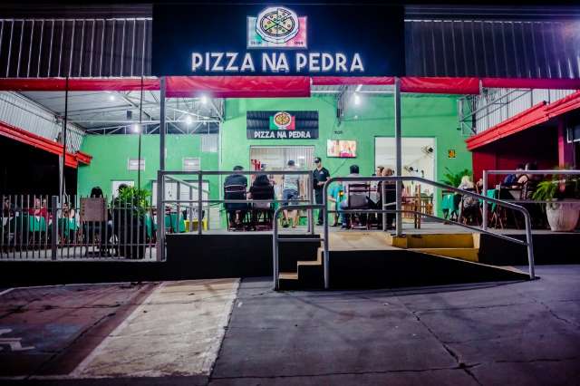 Pizzaria resiste ao rodízio há 19 anos para preservar sabor da pizza na pedra