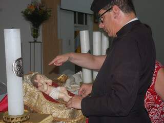 Padre faz últimos preparativos para a missa. 