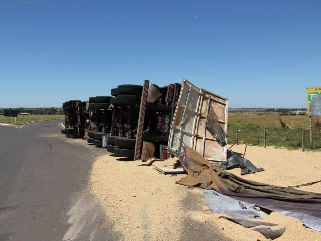  Tombamento de carreta interdita rodovia pr&oacute;ximo a Casa Verde