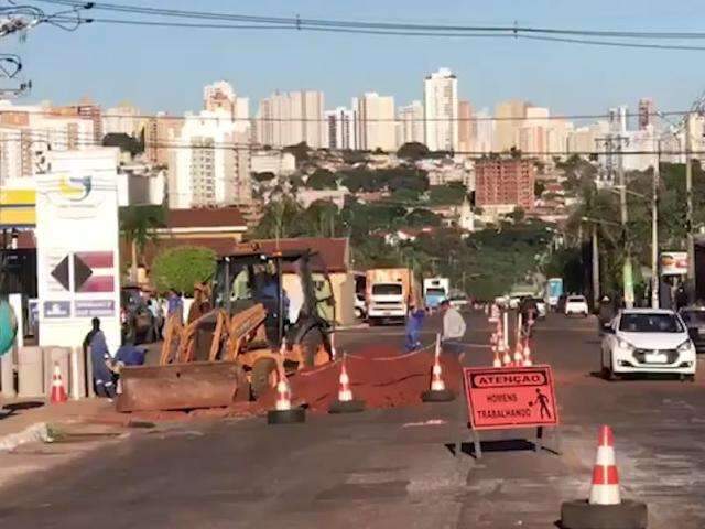 Para drenagem, Euler de Azevedo tem tr&acirc;nsito interrompido durante o dia