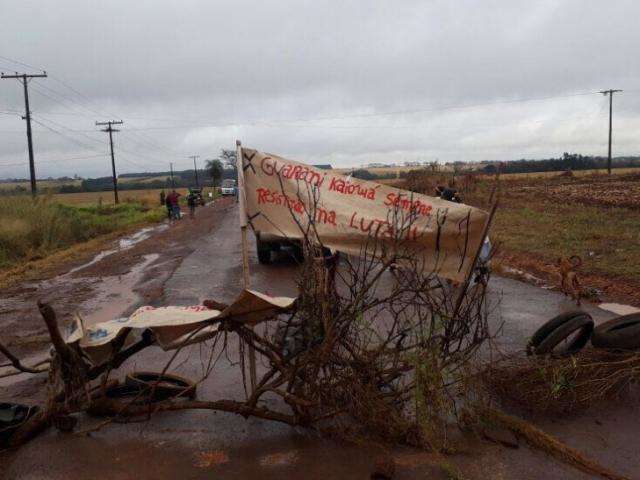 Contra marco temporal, &iacute;ndios bloqueiam acesso a distrito de Dourados