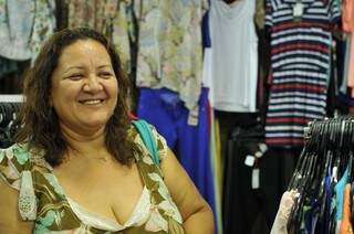 Alderita Souza foi ao centro com as amigas apenas para pesquisar os preços (Foto: Alcides Neto)