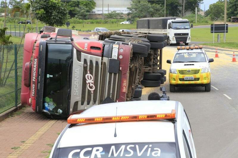 Vizinho fecha esquina com carretas e moradora reclama já bati meu carro -  Direto das Ruas - Campo Grande News