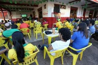 Cerca de 50 torcedores acompanham jogo do Brasil no Scobar (Fotos: Marcelo Victor)