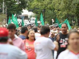 Passeata dos servidores percorre ruas do Centro de Campo Grande. (Foto: Marcos Ermínio)