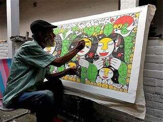 Ilton Silva, de 76 anos pintando uma de suas telas (Foto: Acervo/ Facebook)