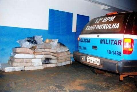 Bandidos abandonam ve&iacute;culo com maconha  