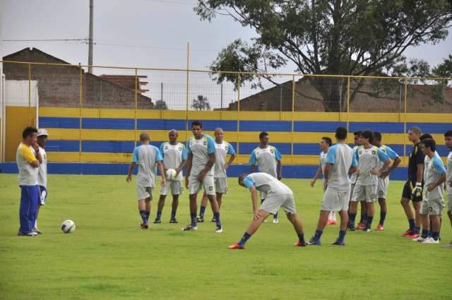 Cene apresenta Paulo M&uuml;ller como t&eacute;cnico e aposta em Dubinha &quot;gordo&quot;