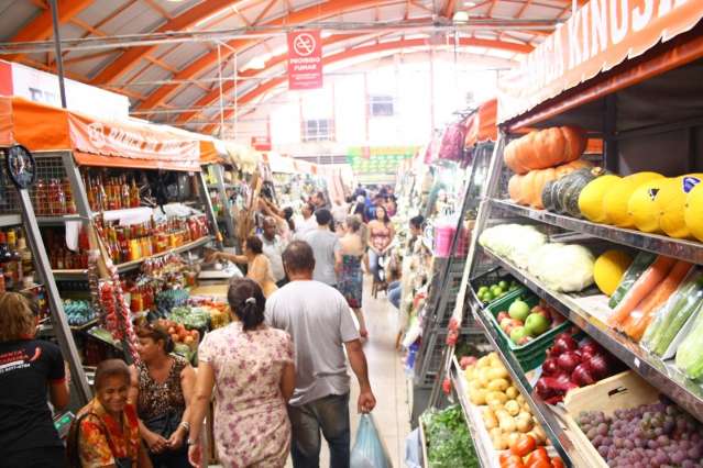 Mercad&atilde;o prev&ecirc; 10 mil turistas neste m&ecirc;s e p&otilde;e tradutor para receber estrangeiro