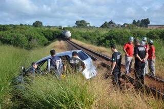 Carro foi atingido pelo trem da ALL (Foto: Simão Nogueira)