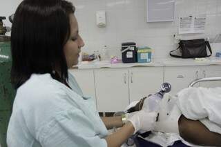 Enfermeiros fazem respiração manual em pacientes (Foto: Cleber Gellio)