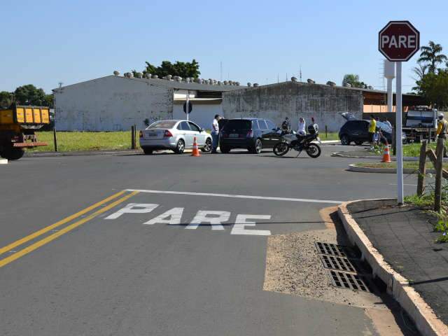  Carro capota depois de colis&atilde;o em cruzamento na Vila Sobrinho