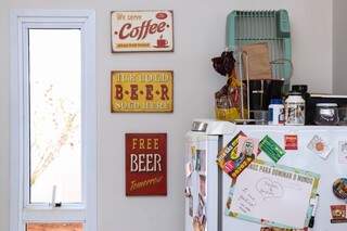 Cozinha colorida com objetos garimpados. (Foto: Henrique Kawaminami)
