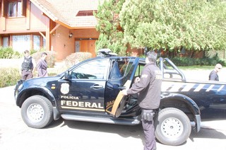 Policiais federais durante cumprimento de mandado na casa de João Amorim, dono da Proteco (Foto: Fernando Antunes)