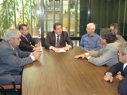  Vereadores conseguem R$ 2 milh&otilde;es para asfalto