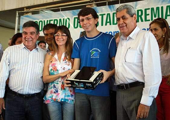 Andr&eacute; entrega pr&ecirc;mios a alunos e dedica a semana ao interior