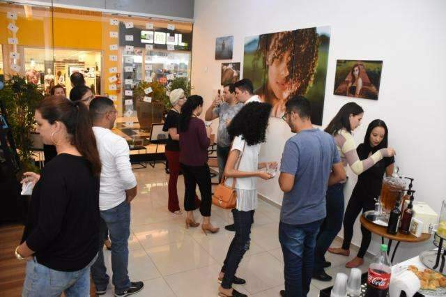 Exposição no Norte Sul Plaza mostra talento de Junior Mohr para ensaios