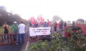 Ap&oacute;s 12 horas de bloqueio, manifestantes deixam rodovias