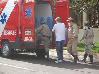 Funcionário público foi atendido pelos bombeiros, apesar de não ser baleado. (Foto: Simão Nogueira)