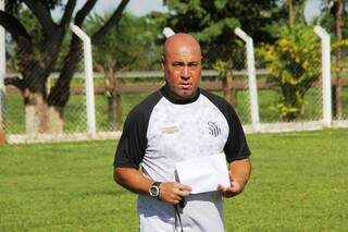 Técnico Arilson Costa durante preparação para jogo decisivo (Foto: Operário FC/Divulgação)