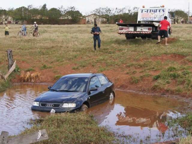  Ap&oacute;s persegui&ccedil;&atilde;o homem que transportava drogas joga carro em lagoa