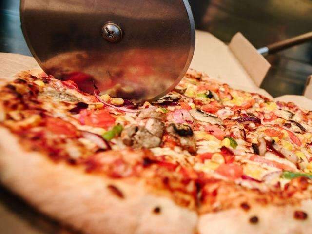 Para comer na Black Friday, hamb&uacute;rguer, chope e pizza tem at&eacute; 50% de desconto 