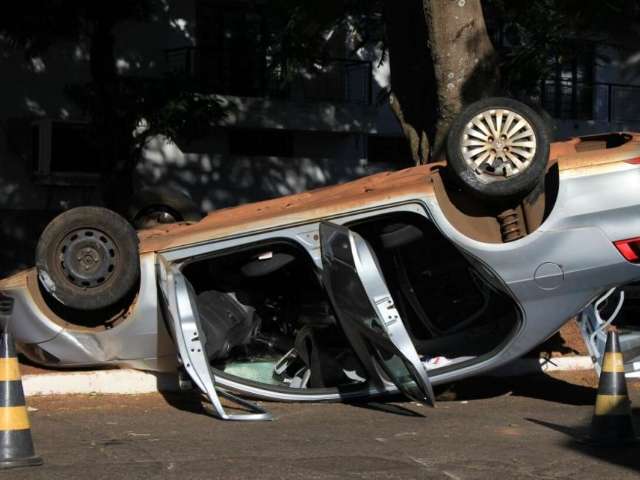 Carro capota em cruzamento do Coophatrabalho e ocupantes saem ilesos