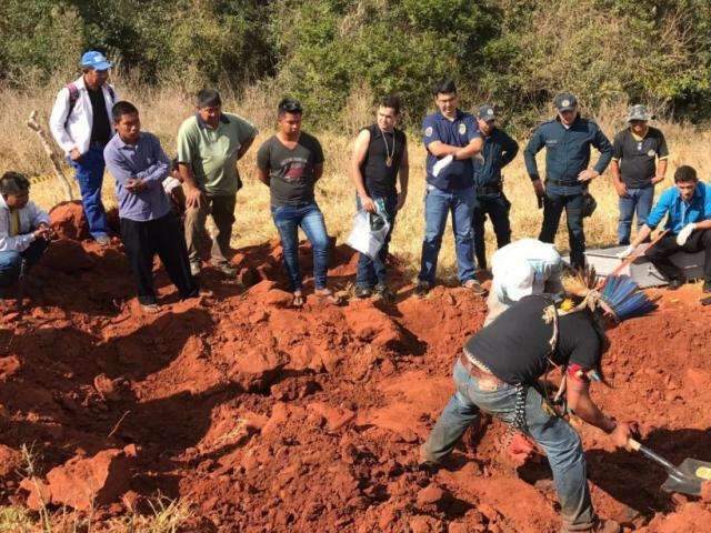 Fam&iacute;lia reconhece roupas e pol&iacute;cia procura suspeito de enterrar &iacute;ndios