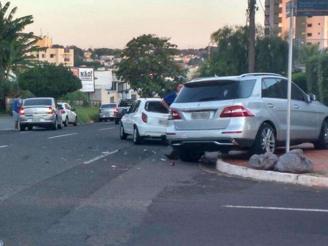 Acidente envolve tr&ecirc;s ve&iacute;culos e motorista p&otilde;e culpa em &#039;sol ofuscante&#039;