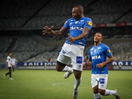 Cruzeiro vence de virada e quebra série invicta do Santos no Brasileirão