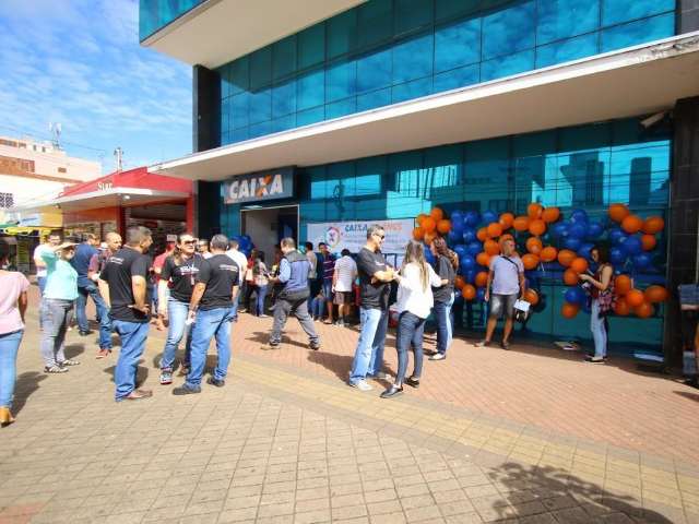 Sindicalistas protestam em frente &agrave; Caixa contra &quot;sucateamento&quot; do banco
